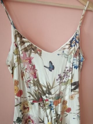 Vestido short flores. Tall L. Bershka. Tirantes.
