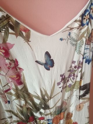 Vestido short flores. Tall L. Bershka. Tirantes.