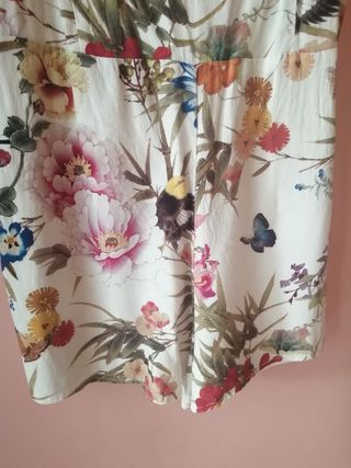 Vestido short flores. Tall L. Bershka. Tirantes.