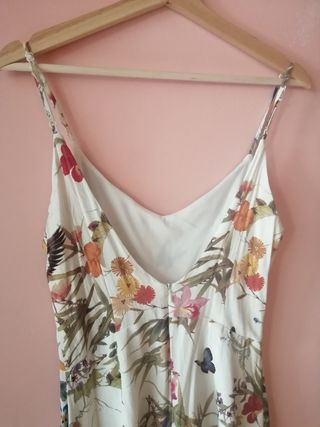 Vestido short flores. Tall L. Bershka. Tirantes.