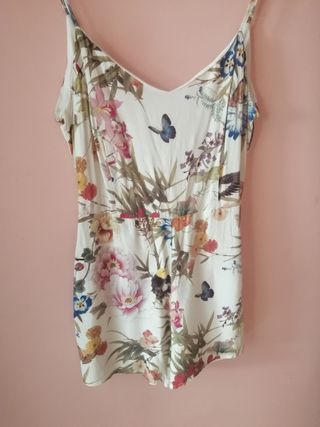 Vestido short flores. Tall L. Bershka. Tirantes.