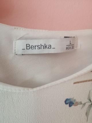 Vestido short flores. Tall L. Bershka. Tirantes.