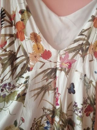 Vestido short flores. Tall L. Bershka. Tirantes.