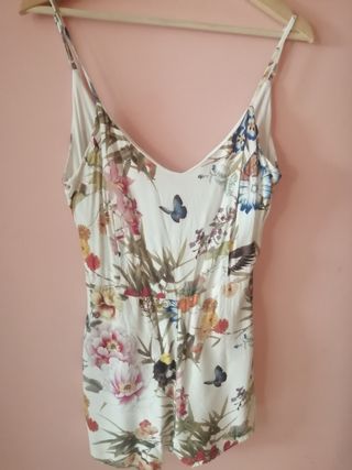Vestido short flores. Tall L. Bershka. Tirantes.