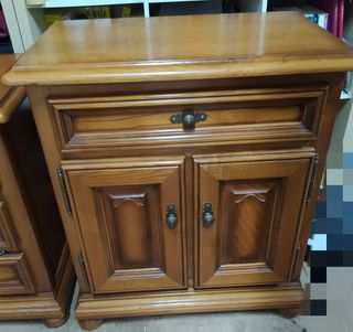 Cómoda pequeña de madera maciza