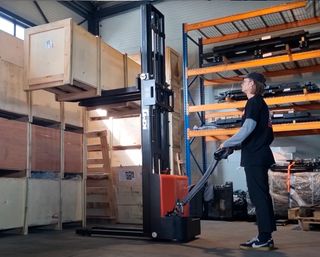 Apilador Nuevo 1.200 Kg a 3.600 mm. Baterías LITIO