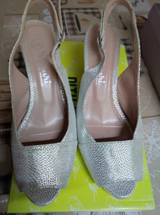 Zapato blanco con gris plata
