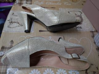 Zapato blanco con gris plata