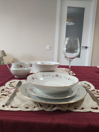 Juego vajilla cubertería blanco dorado