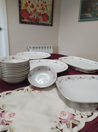 Juego vajilla cubertería blanco dorado