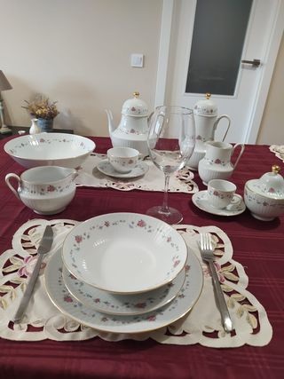 Juego vajilla cubertería blanco dorado