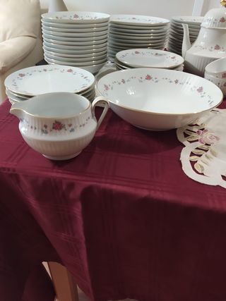 Juego vajilla cubertería blanco dorado