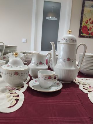 Juego vajilla cubertería blanco dorado