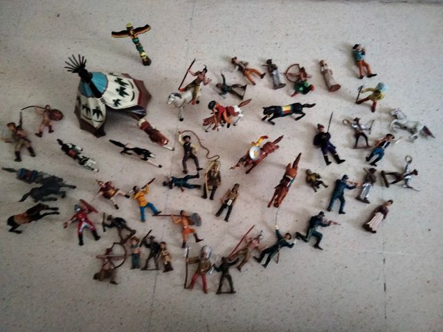 Figuras de caballería y jinetes.