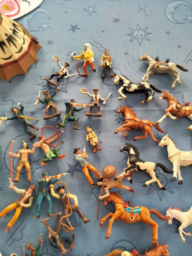 Figuras de caballería y jinetes.