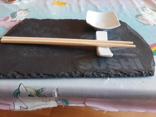 Plato para Sushi, con taza de salsa, portapalillos