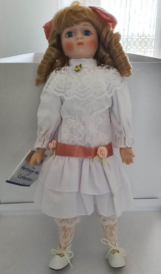 MUÑECA DE PORCELANA