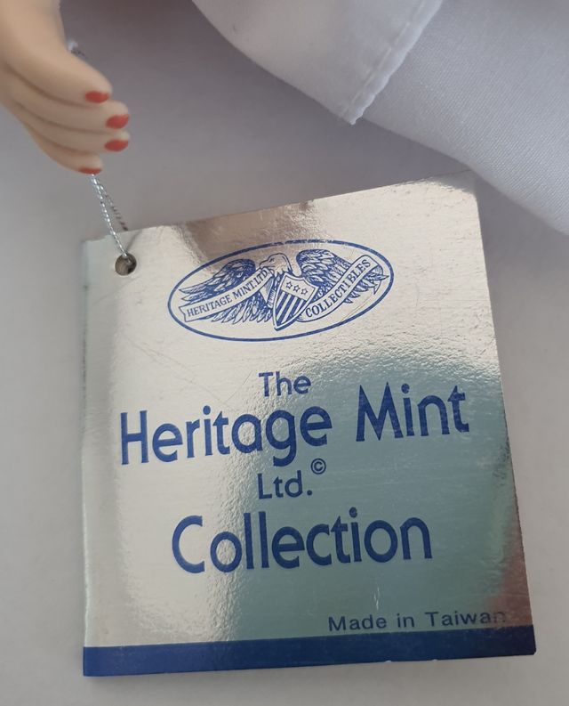 MUÑECA DE PORCELANA