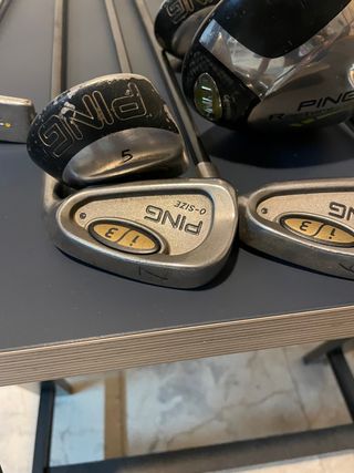 Juego de palos del golf Ping y putters