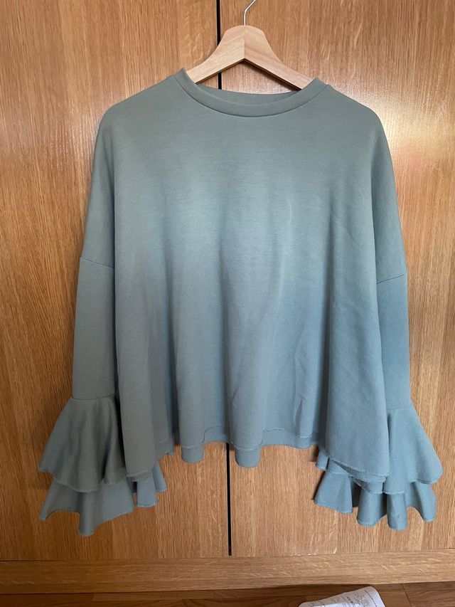 Sudader verde primark con volantes en mangas