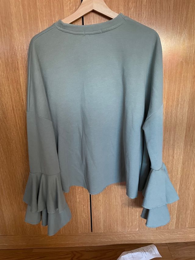 Sudader verde primark con volantes en mangas