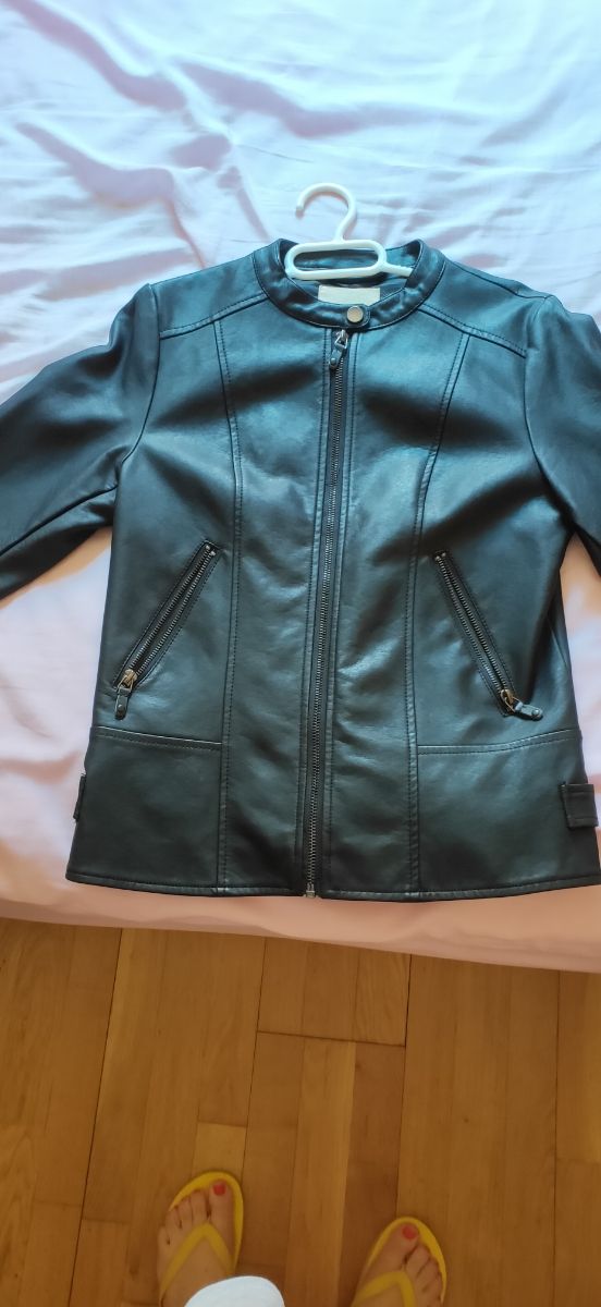 Chaqueta de cuero negro sintético niña