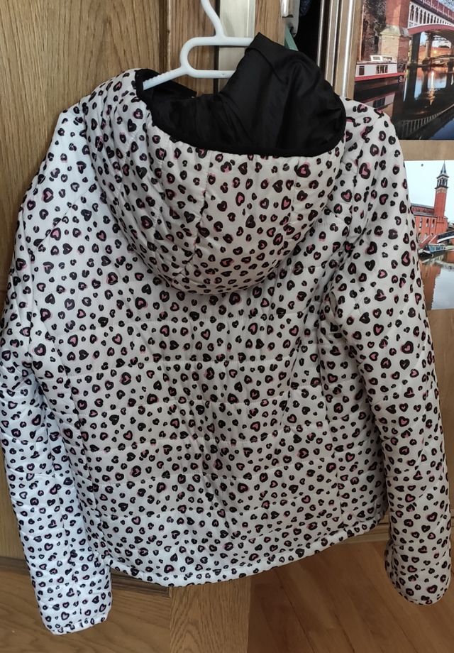 Anorak ligero de corazones Bershka