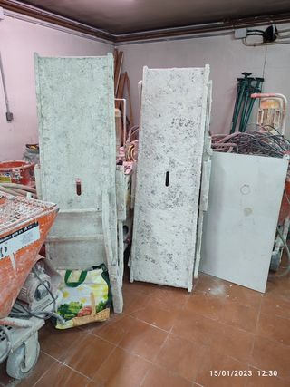 Banqueta de yesero estropeada.