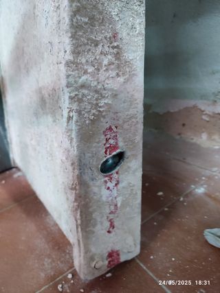 Banqueta de yesero estropeada.