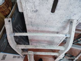 Banqueta de yesero estropeada.