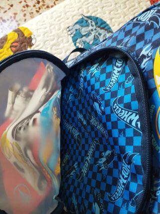 Mochila escolar Hot Wheels.
