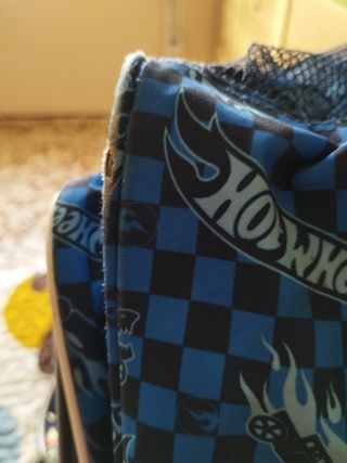 Mochila escolar Hot Wheels.