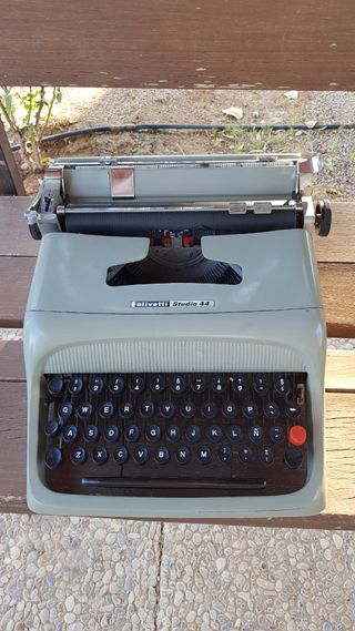 Maquina de escribir Olivetti antigua.