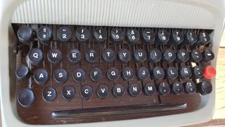 Maquina de escribir Olivetti antigua.