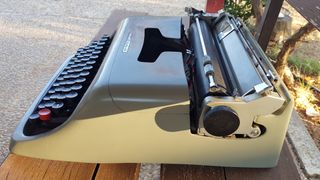 Maquina de escribir Olivetti antigua.