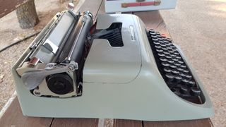 Maquina de escribir Olivetti antigua.