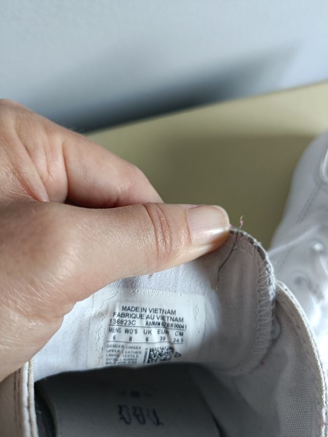 Zapatillas Converse blancas de piel.