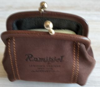 Monedero de piel marrón