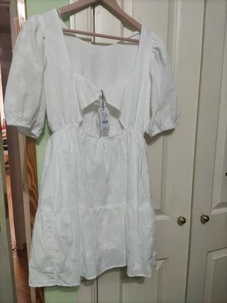 vestido blanco con etiqueta