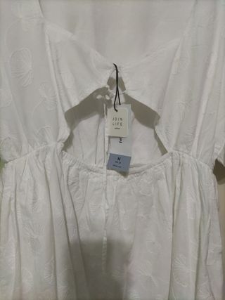 vestido blanco con etiqueta