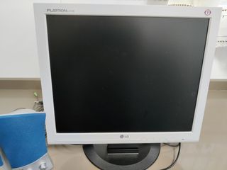 Monitor, teclado y altavoces