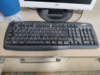 Monitor, teclado y altavoces