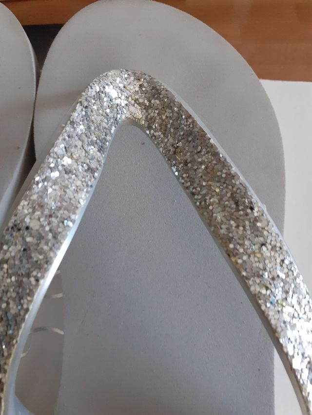 Chanclas doradas y plateada