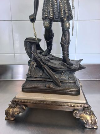 Figura de bronce con plataforma de mármol.