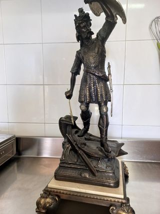 Figura de bronce con plataforma de mármol.