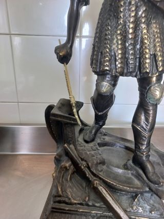 Figura de bronce con plataforma de mármol.