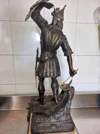 Figura de bronce con plataforma de mármol.