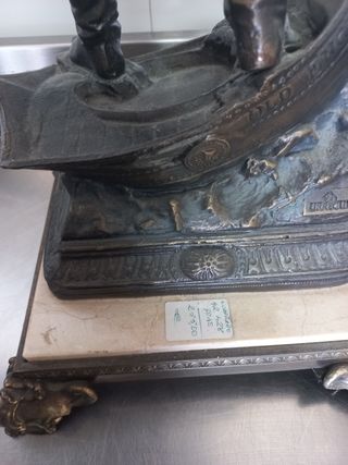 Figura de bronce con plataforma de mármol.