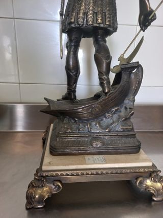 Figura de bronce con plataforma de mármol.