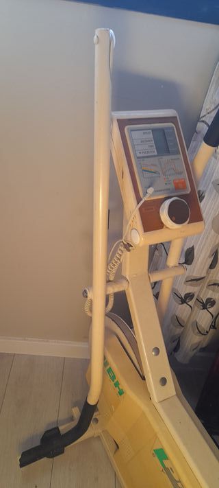 Bicicleta estática marca .BH Fitnes